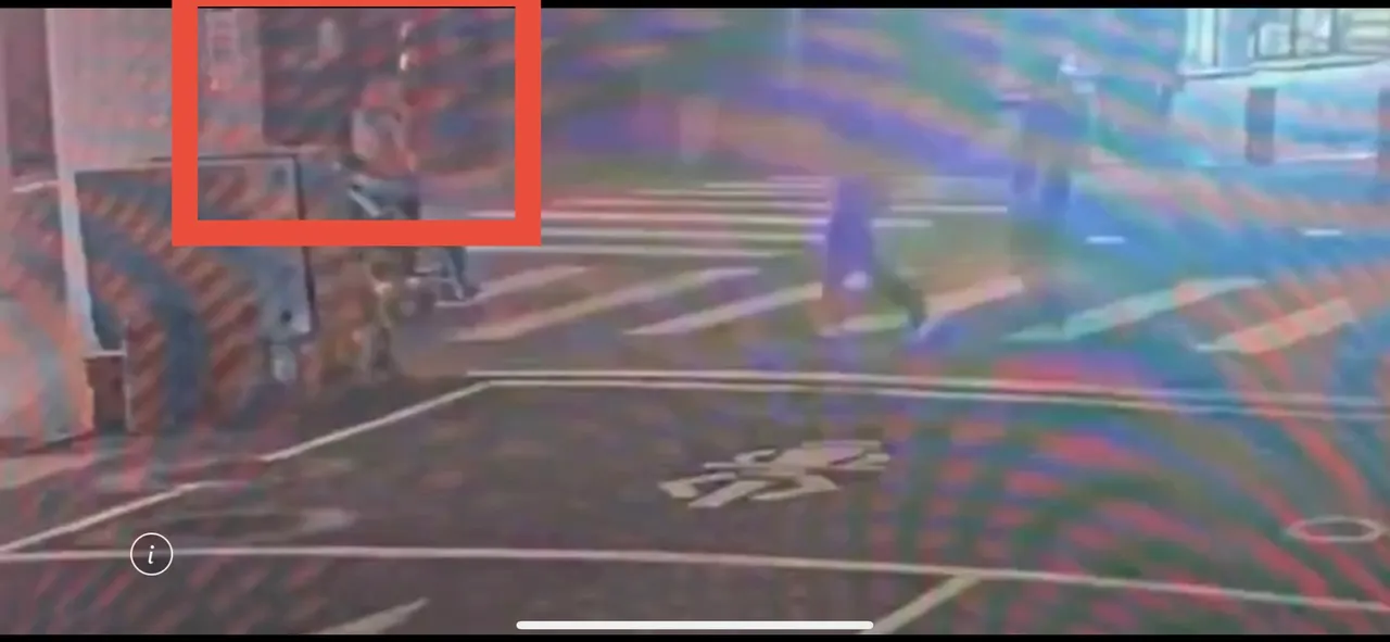 西門町爆隨機攻擊！鐵拳打傷路人　警公布「背包男」畫面追緝