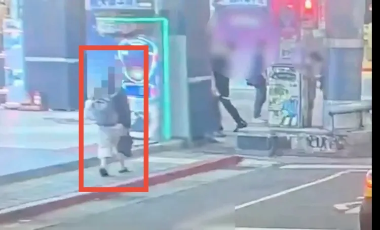 嫌犯揹著背包、手中還拿著電腦包，打扮看起來十分年輕。翻攝畫面