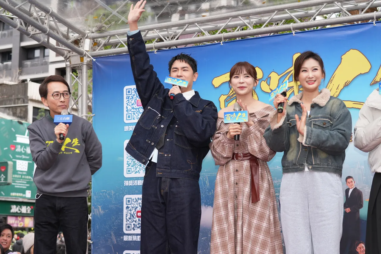 陳珮騏（右起）、林萱瑜、陳謙文在台上與觀眾打招呼。彭欣偉攝