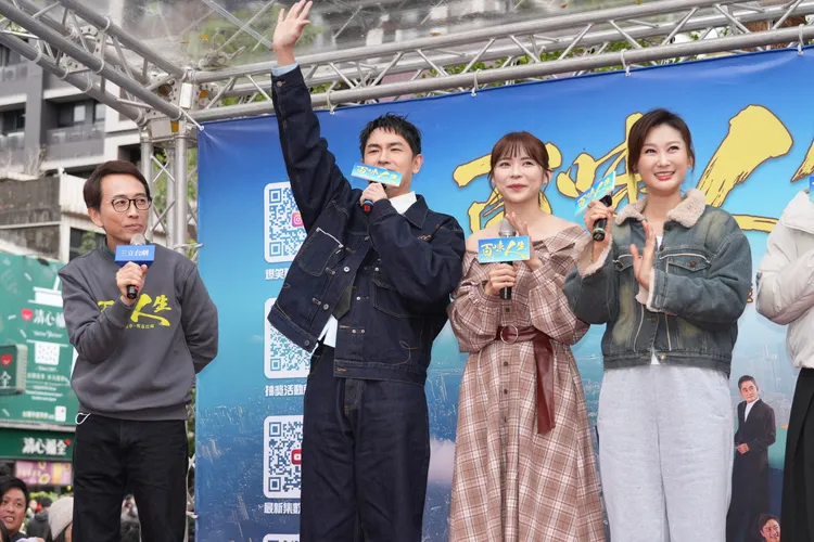 陳珮騏（右起）、林萱瑜、陳謙文在台上與觀眾打招呼。彭欣偉攝