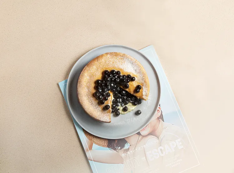 鐵觀音珍奶瓦帕鬆餅嚴選鐵觀音茶葉熬煮成奶茶醬，淋在蓬鬆的瓦帕鬆餅上，迷人口感令人食指大動。業者提供