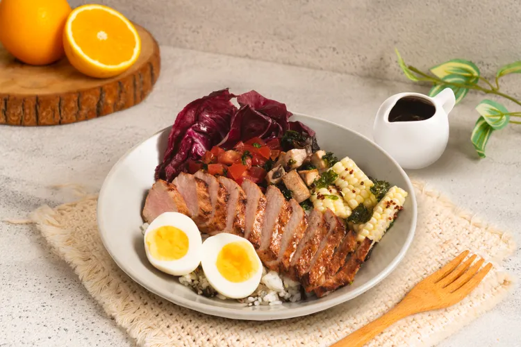 嫩烤豬排野米輕盈碗用多種香草醃漬的霜降豬，清爽開胃、層次豐富。業者提供