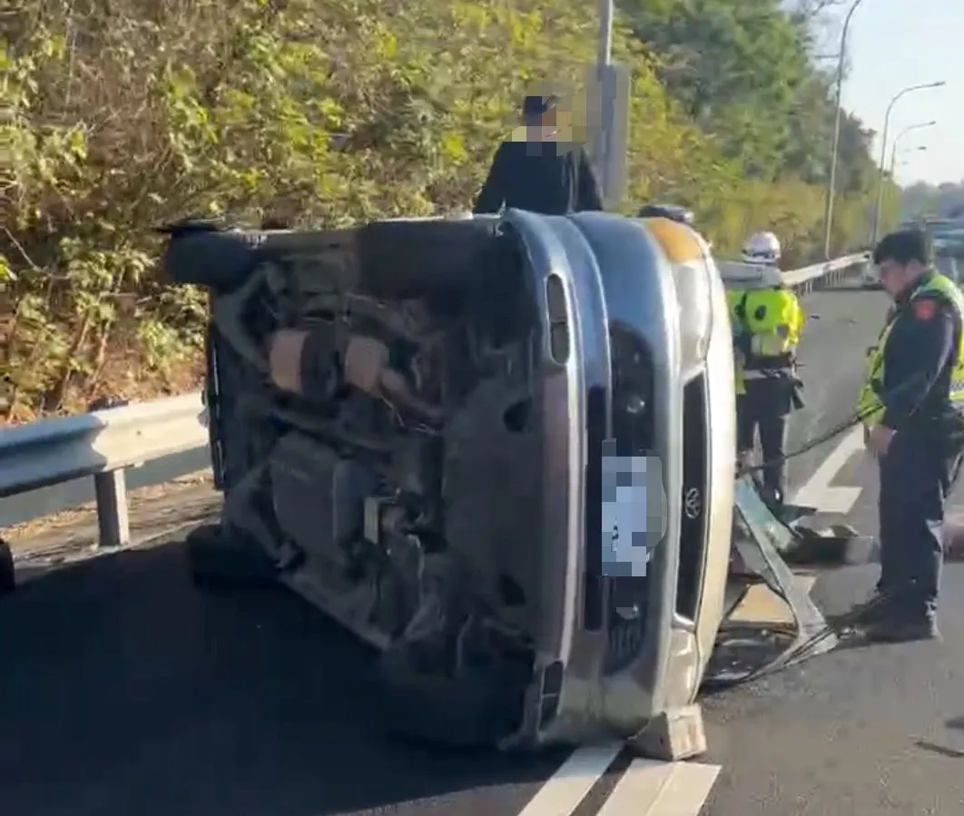 國3新竹路段車輛翻覆　4人擦挫傷、骨折送醫