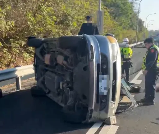 國3新竹路段車輛翻覆　4人擦挫傷、骨折送醫