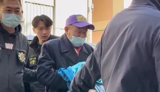 7旬翁北捷2站縱火！換裝逃亡仍遭逮　移送北檢畫面曝光