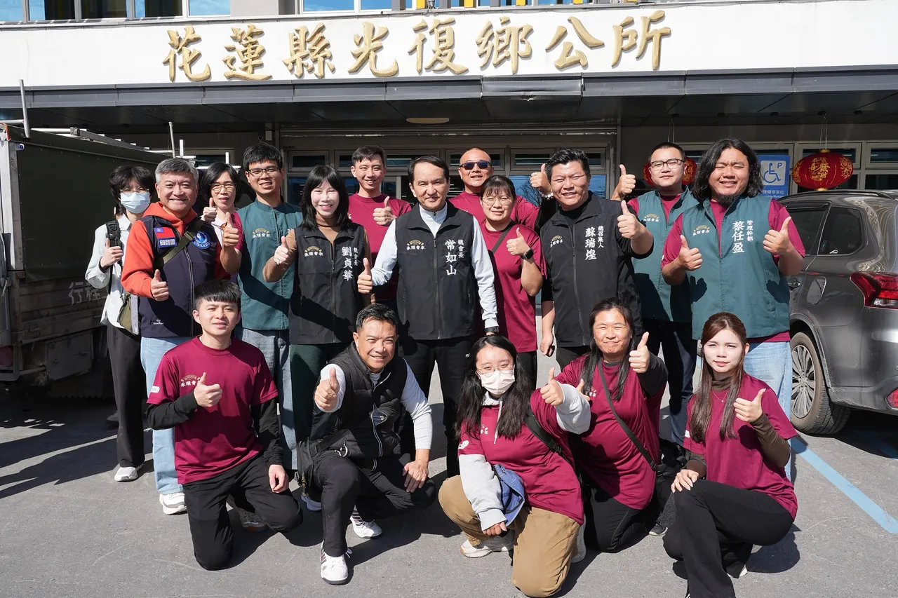 常如山與「承順青年」義工們合影。彭欣偉攝