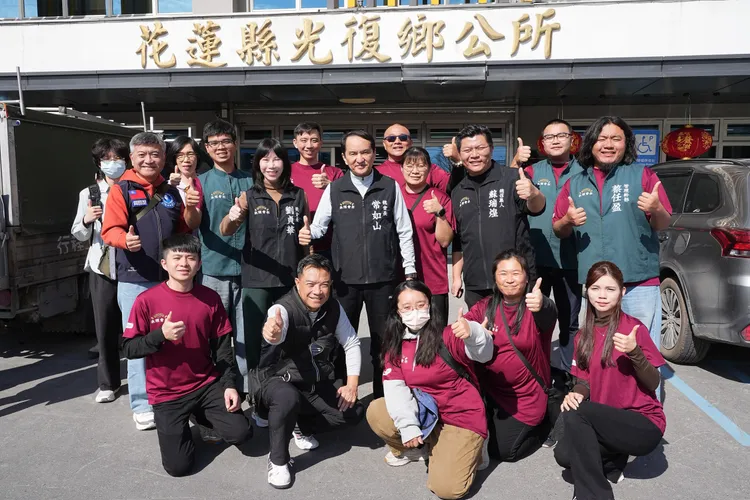 常如山與「承順青年」義工們合影。彭欣偉攝