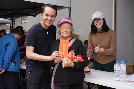 花蓮直擊｜愛爾麗常如山、吳克群800萬善款援助災民　92歲長輩一句話說盡心酸