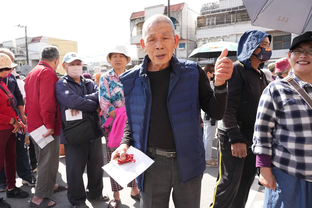 72歲的的張大哥無奈遭受風災肆虐。彭欣偉攝