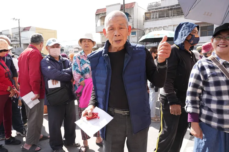 72歲的的張大哥無奈遭受風災肆虐。彭欣偉攝