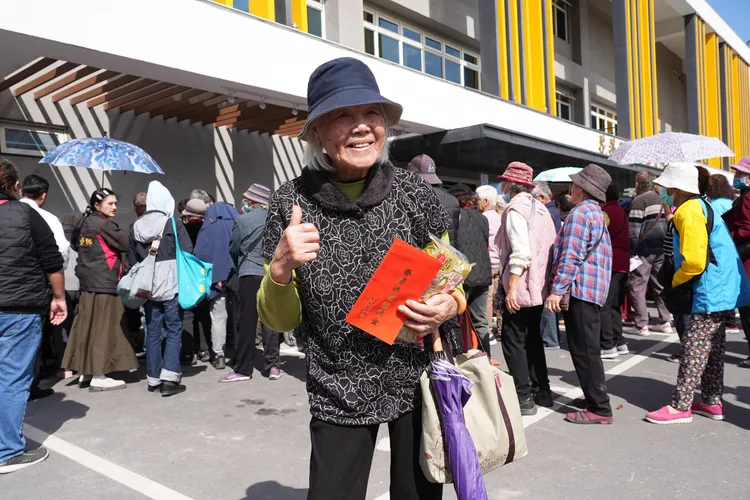 88歲的鄭大姐表示，將活用紅包過好年。彭欣偉攝