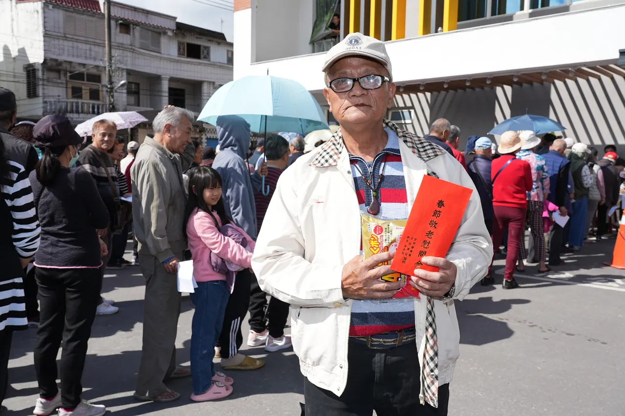 張大哥笑納敬老金紅包。彭欣偉攝
