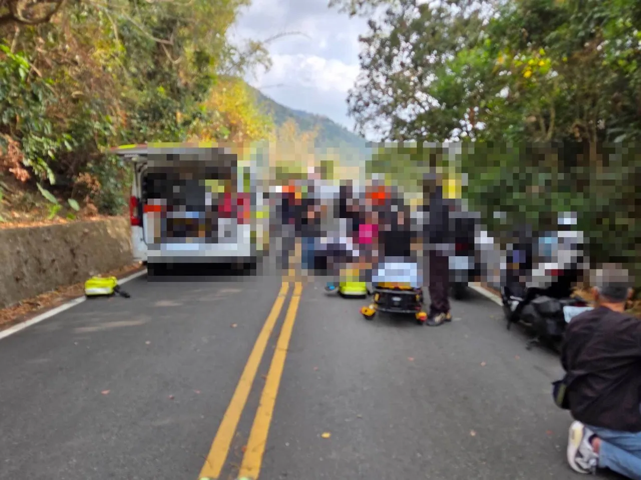 消防局獲報派遣人車馳援，將傷者分別送往3家醫院送醫，所幸均無生命危險。民眾提供