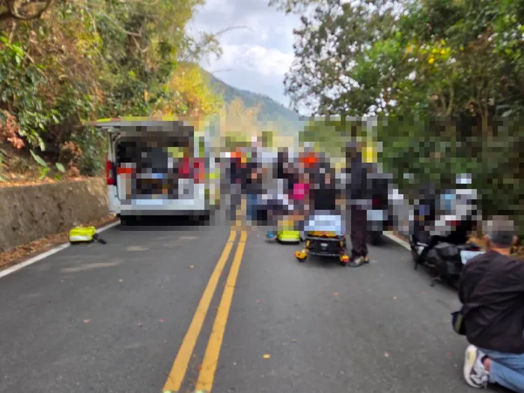 消防局獲報派遣人車馳援，將傷者分別送往3家醫院送醫，所幸均無生命危險。民眾提供