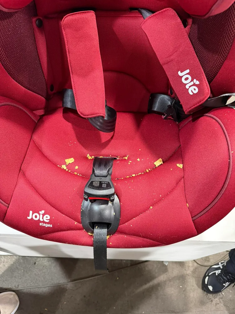 小孩零食碎片塞滿內裝。翻攝自爆料公社