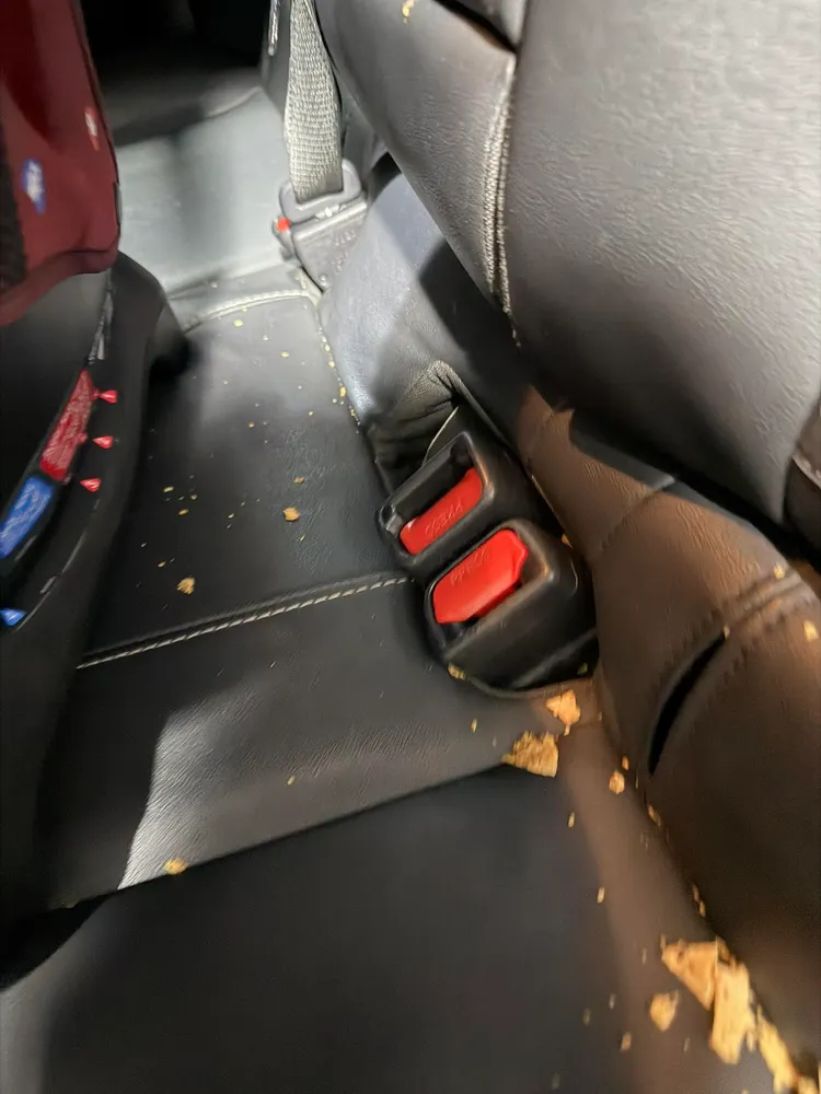 小孩零食碎片塞滿內裝。翻攝自爆料公社