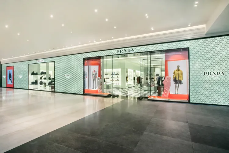 PRADA微風南山專門店。品牌提供