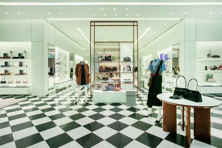 PRADA微風南山專門店。品牌提供