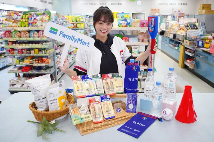 祭出球迷必收的全店滿額贈「官方授權金屬鑰匙圈」、「寶特瓶束口袋」等商品。全家提供