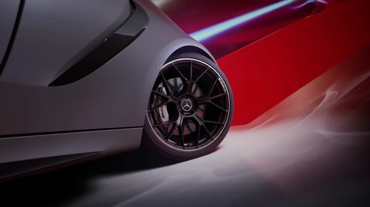 20吋AMG交叉輪輻式鍛造輪圈，為車輛動態表現勾勒出俐落而銳利的收尾。業者提供