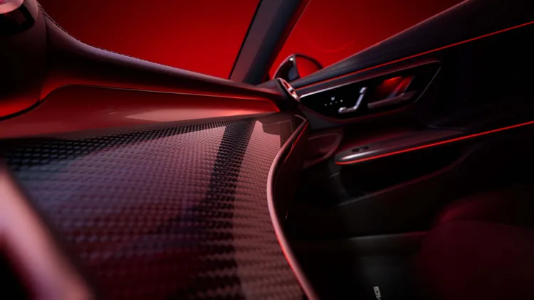 座艙內部以大面積AMG碳纖維飾板鋪陳，結合64色進階環景式內裝照明形塑層次分明的闇影氛圍。業者提供