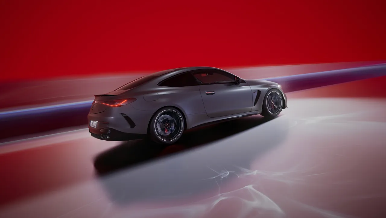 AMG空力造型套件包含前擾流板、兩側勾狀翼片及AMG後擾流尾翼優化空氣力學表現。業者提供