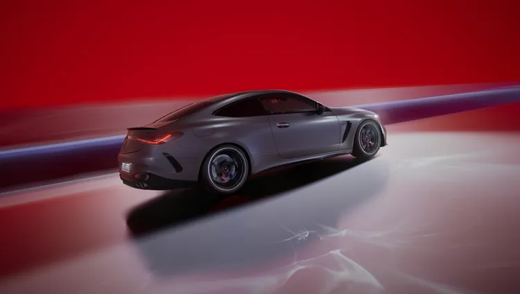 AMG空力造型套件包含前擾流板、兩側勾狀翼片及AMG後擾流尾翼優化空氣力學表現。業者提供