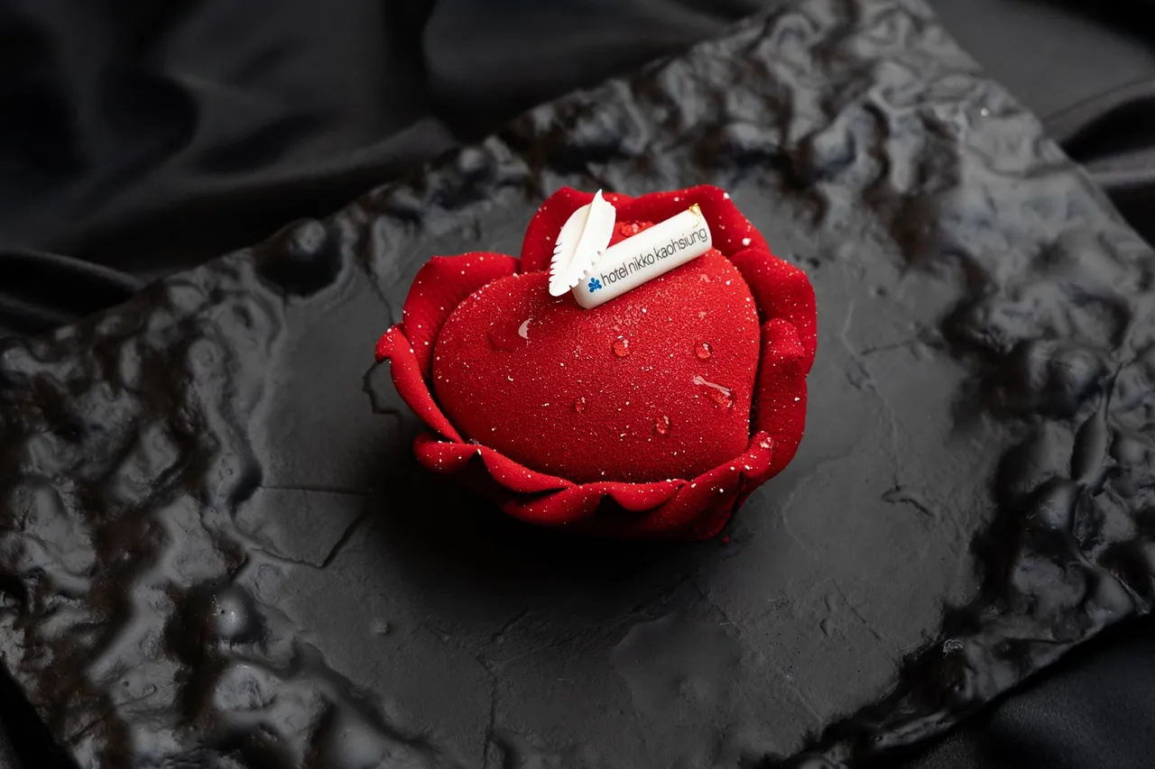 西點行政主廚劉靖晟Nicholas Liu為情人節專屬打造「花語情書」，以苦甜巧克力花瓣造型，結合內層野莓果醬與奶餡，詮釋愛情中微酸帶甜的迷人滋味。業者提供