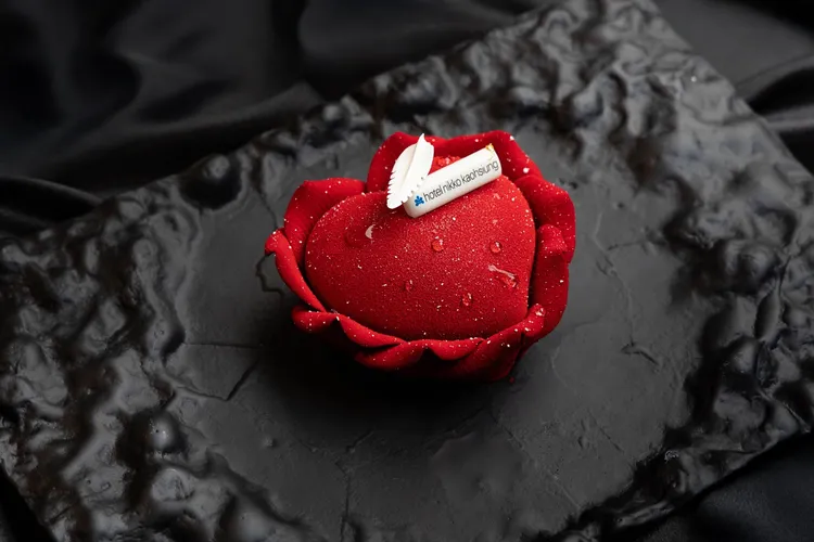 西點行政主廚劉靖晟Nicholas Liu為情人節專屬打造「花語情書」，以苦甜巧克力花瓣造型，結合內層野莓果醬與奶餡，詮釋愛情中微酸帶甜的迷人滋味。業者提供