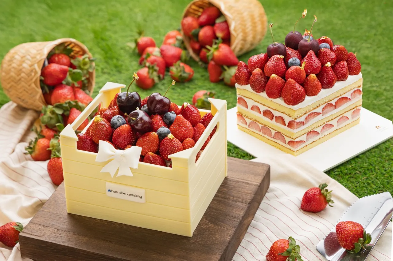 西點行政主廚劉靖晟Nicholas Liu，因應草莓季推出「農夫的草莓籃」，將最新鮮的草莓滋味如產地直送般端上桌，以日式蜂蜜海綿蛋糕搭配日本花雫鮮奶油。4吋單顆售價1180元。業者提供