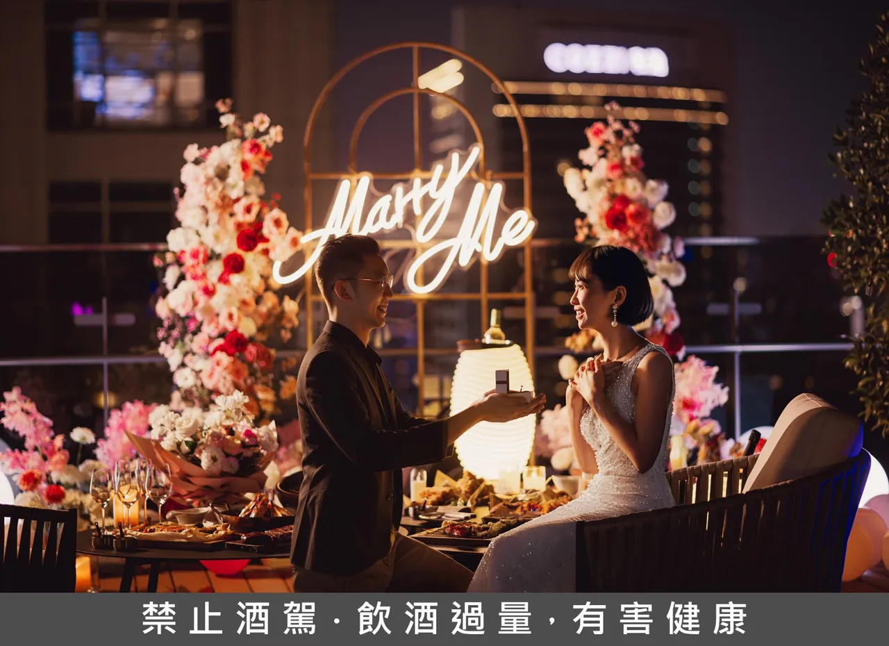 高雄日航酒店Rooftop Bar22首推「求婚派對專案」，含專屬場景佈置、花束及10人派對餐飲，為準新人打造夢幻場景。業者提供
