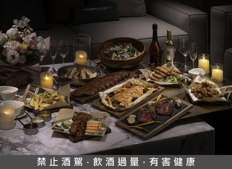 高雄日航酒店Rooftop Bar22首推「求婚派對專案」，含專為10人親友團設計的派對餐點，從經典美式拼盤、牛排與烤鮭魚主餐，滿足親友團的味蕾。業者提供