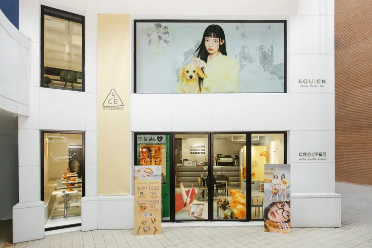 3CE聯手人氣寵物友善咖啡廳「CRO#FEE 咖啡井」，於即日起至3月31日期間，於敦南店和復興店打造期間限定快閃店。品牌提供