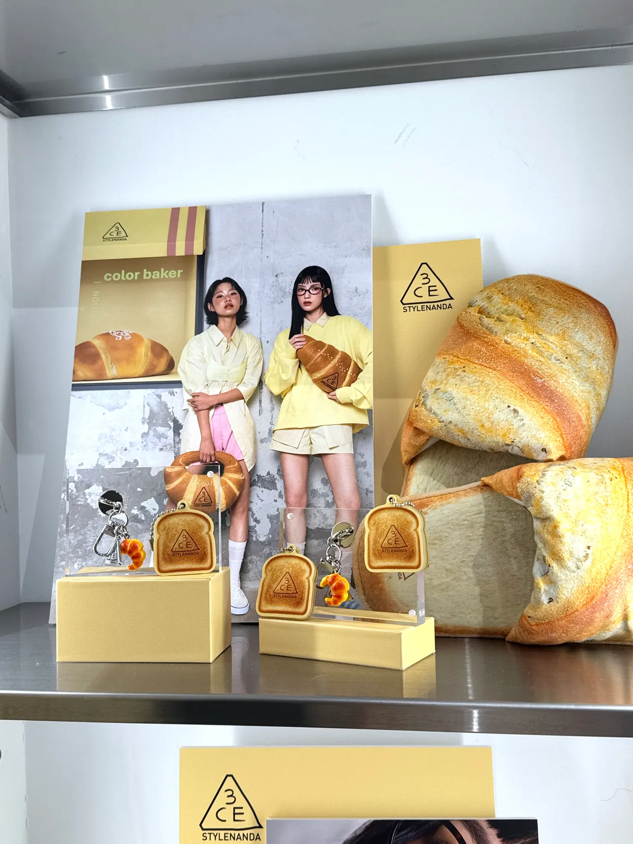 達成指定購買條件可獲得的可愛周邊。張家玲攝