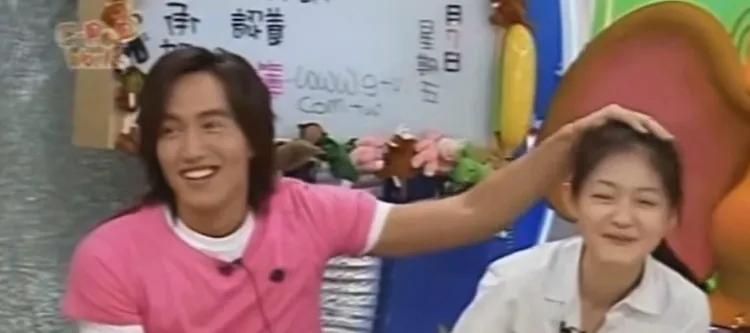 大S直球問尖銳問題，言承旭寵溺摸著她的頭。翻攝自微博