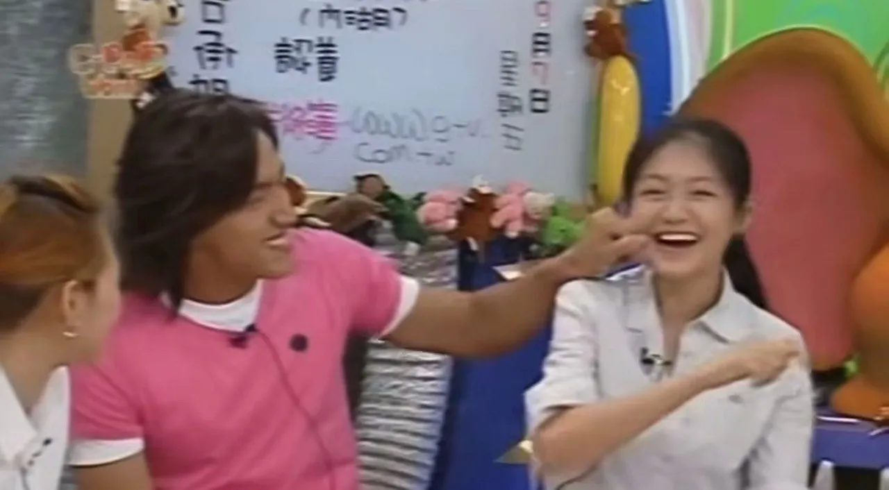 言承旭很順手的掐了大S臉頰，互動非常自然。翻攝微博