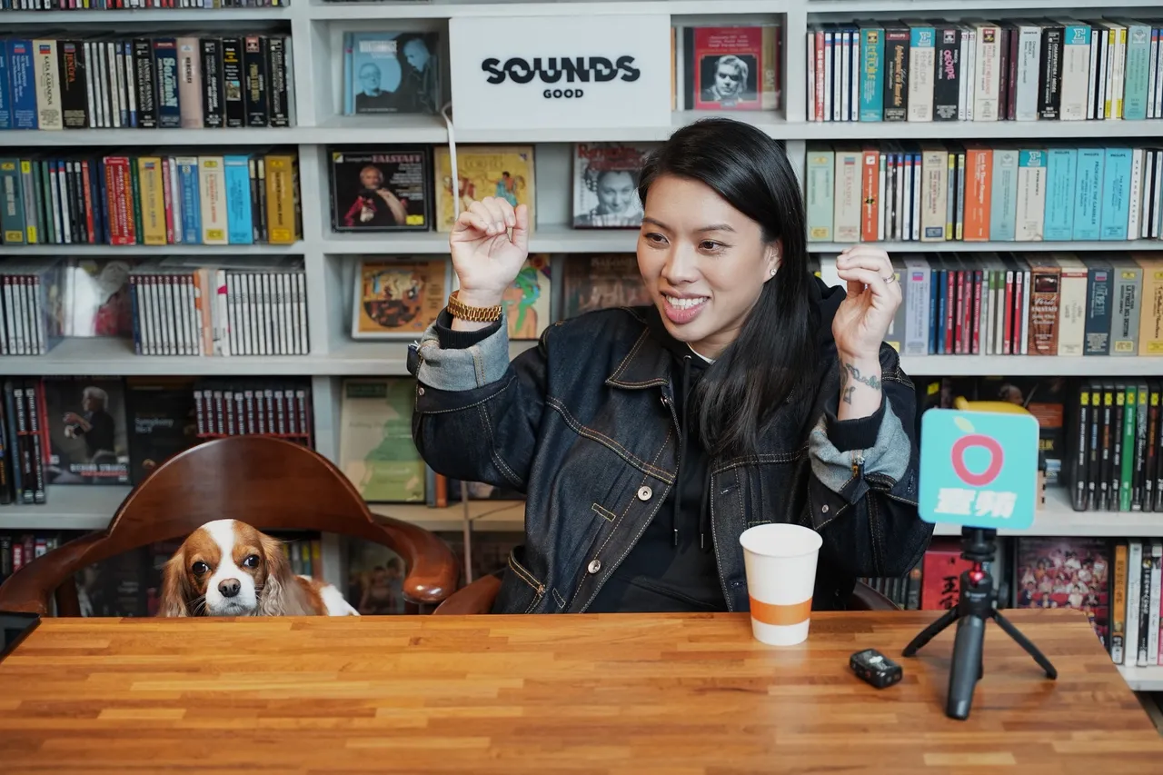 葛仲珊農曆年返紐約與家人團聚，將與愛犬小潘分開1個月。彭欣偉攝