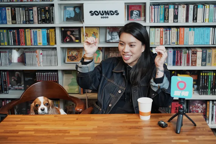 葛仲珊農曆年返紐約與家人團聚，將與愛犬小潘分開1個月。彭欣偉攝