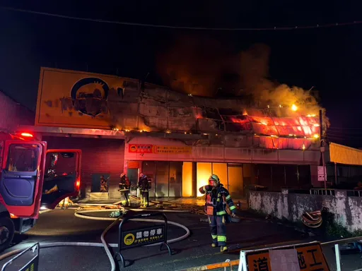 汐止知名電商門市深夜陷火海　消防局91人持續灌救中