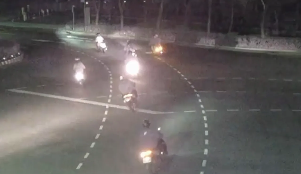 改裝機車除夕清晨3時許集結飆車，過年紅包還沒拿到先領紅單。翻攝畫面