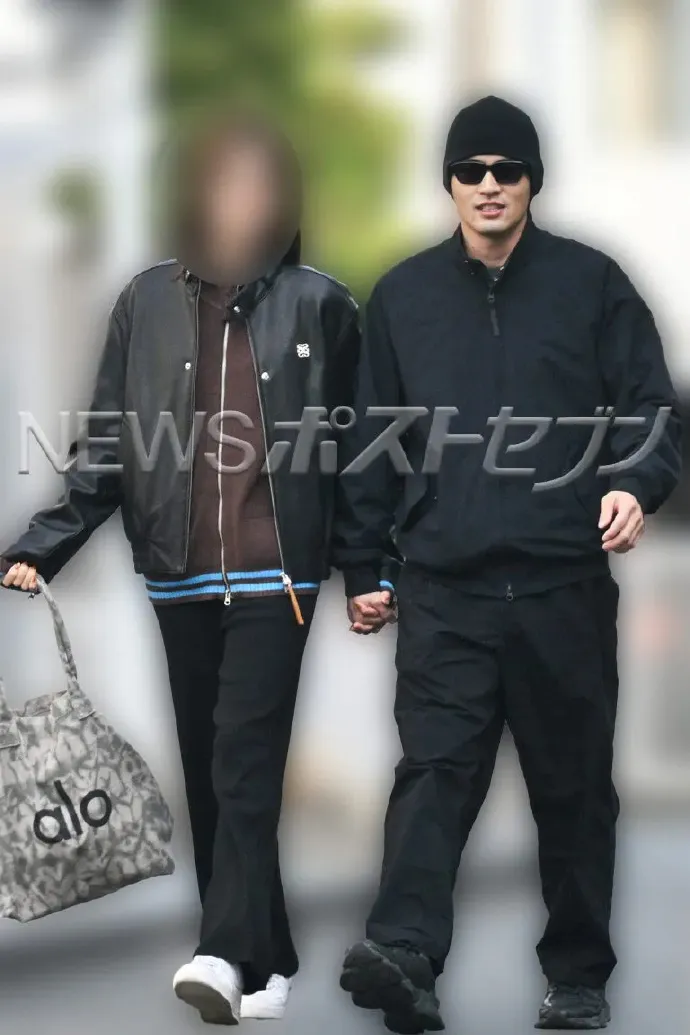 水上恒司去年11月與拍到與女友一起逛超市，他大方認愛。翻攝《女性Seven》