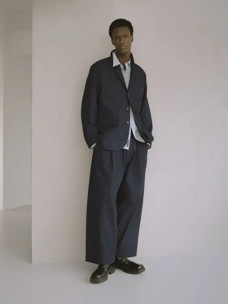 男裝系列的輕結構西裝由日式靛藍丹寧打造，織紋呈現出近似斜紋軟呢的高級質感。品牌提供