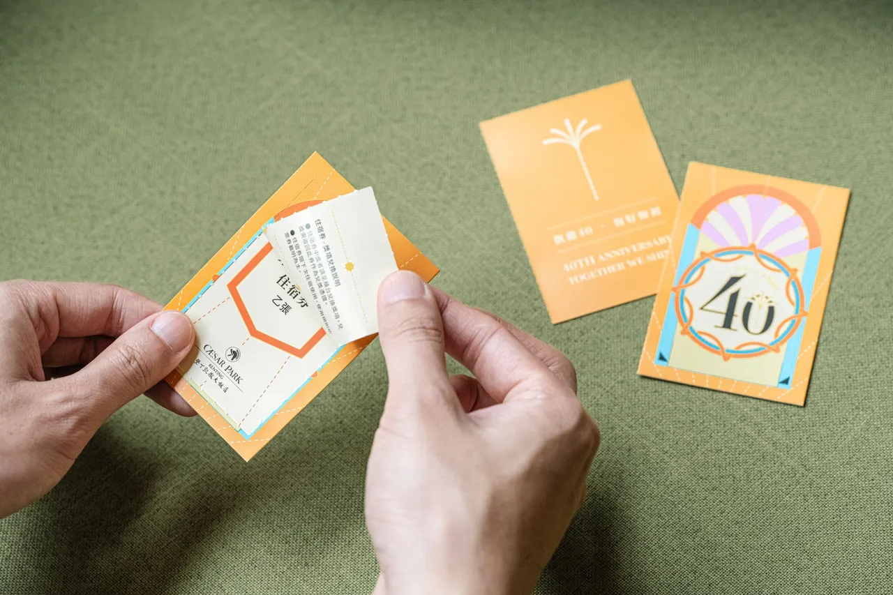 凡於活動期間入住的旅人，每房可獲得一張「一番賞抽獎卡」，獎項包含住宿券、餐飲與SPA等好禮，張張有獎，讓旅程增添難忘驚喜。墾丁凱撒提供