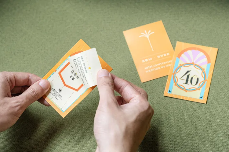 凡於活動期間入住的旅人，每房可獲得一張「一番賞抽獎卡」，獎項包含住宿券、餐飲與SPA等好禮，張張有獎，讓旅程增添難忘驚喜。墾丁凱撒提供