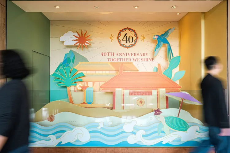 墾丁凱撒歡慶四十週年，自飯店入口、迎賓玻璃門，延伸至精品店櫥窗空間，皆融入四十週年主視覺元素，邀請旅人以影像收藏這趟專屬於凱撒的紀念旅程。墾丁凱撒提供