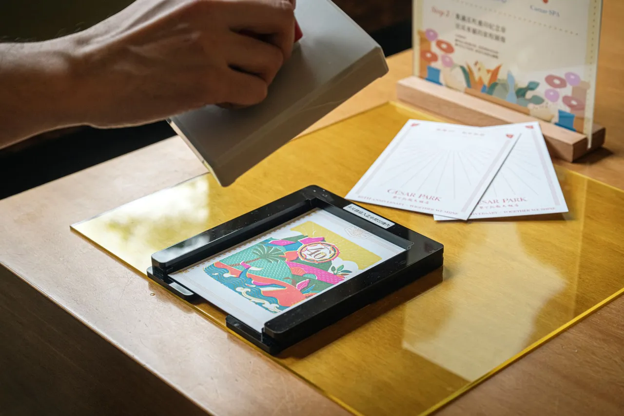 墾丁凱撒為增添度假儀式感，規劃為期整年的趣味集章活動，旅人集滿五顆印章後即可驚喜顯影，獲得旅程獨一無二的紀念明信片。墾丁凱撒提供