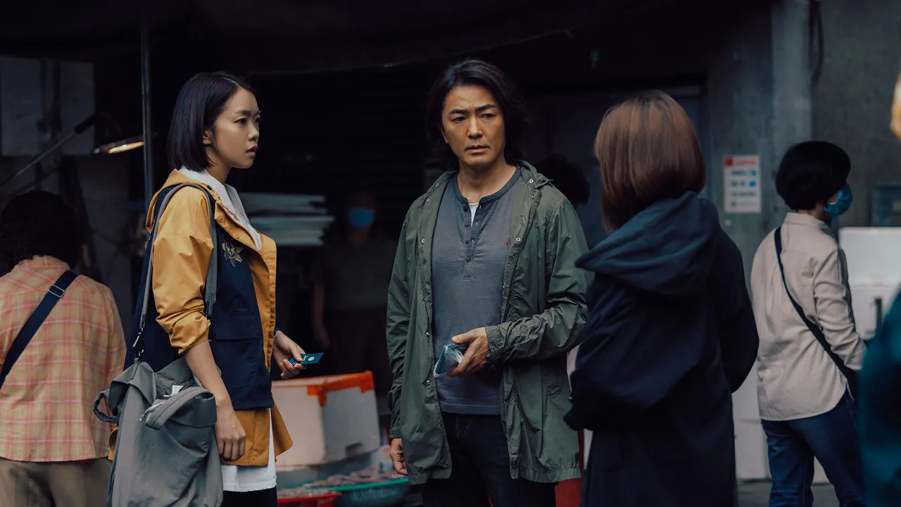 李霈瑜（左）與心中偶像鄭伊健共同辦案。Netflix提供