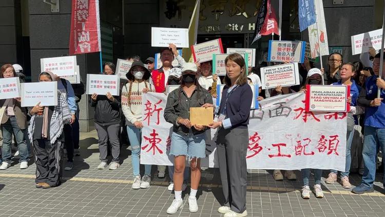 勞工局接下工會方陳情書。江孟謙攝