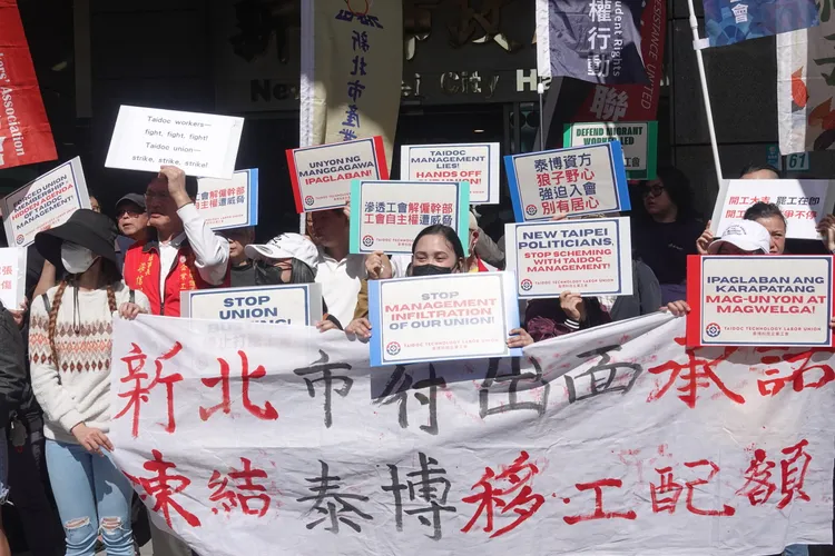 泰博工會今天前往新北市府前陳抗。江孟謙攝