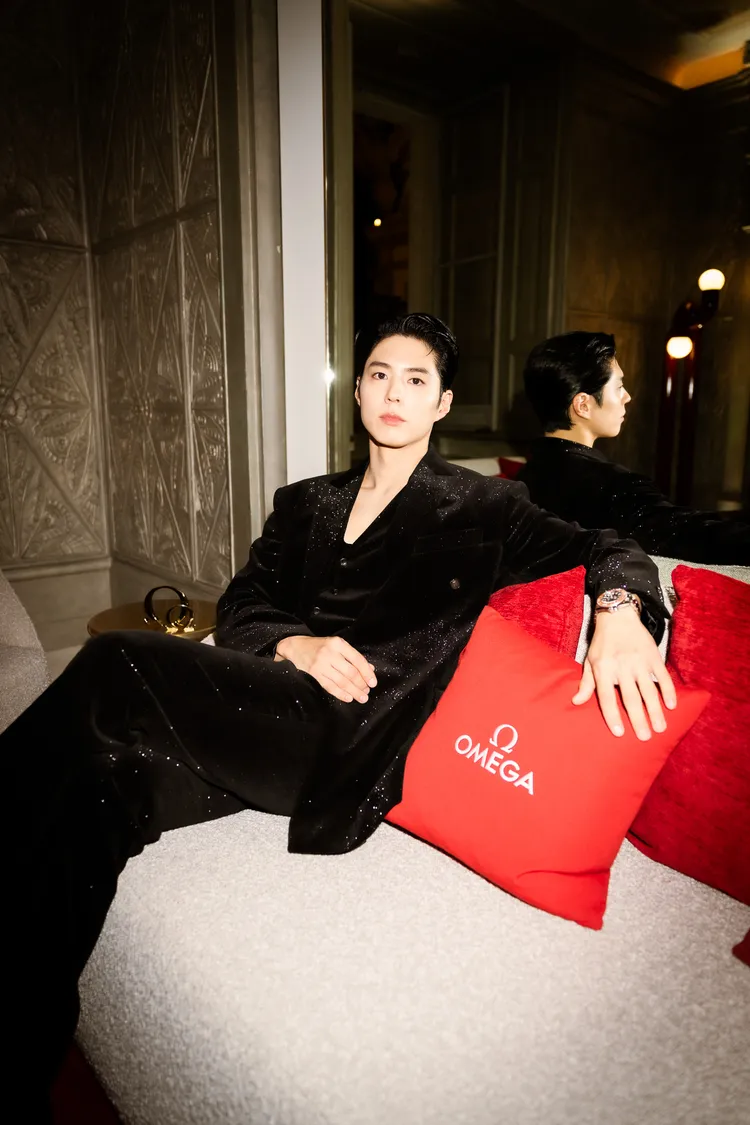 朴寶劍戴上OMEGA海馬系列 Planet Ocean 600米腕錶猶如貴公子。品牌提供